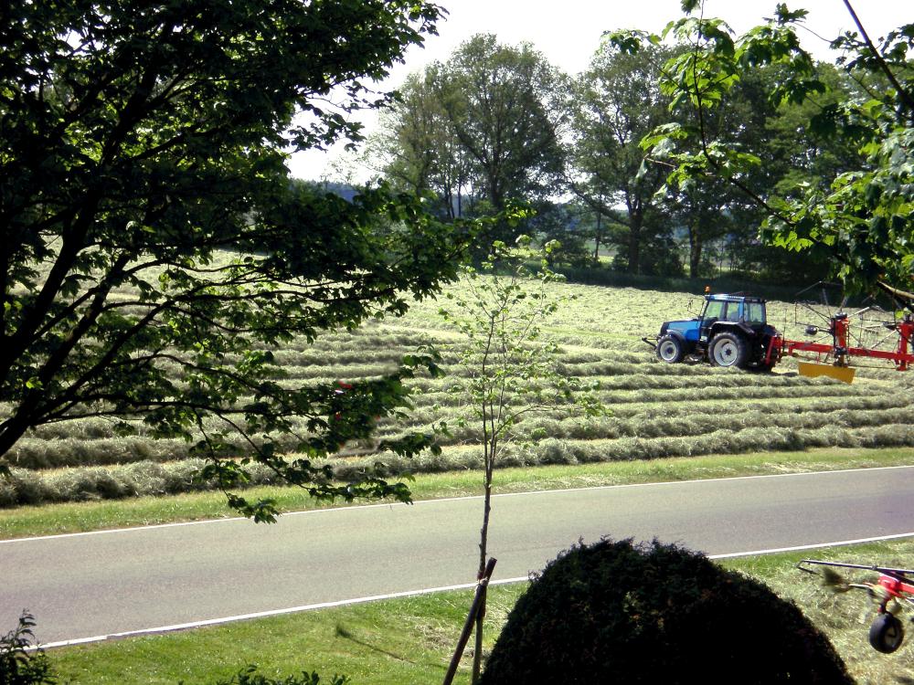 Traktor bei der Heuernte auf dem Bauernhof Mankwald