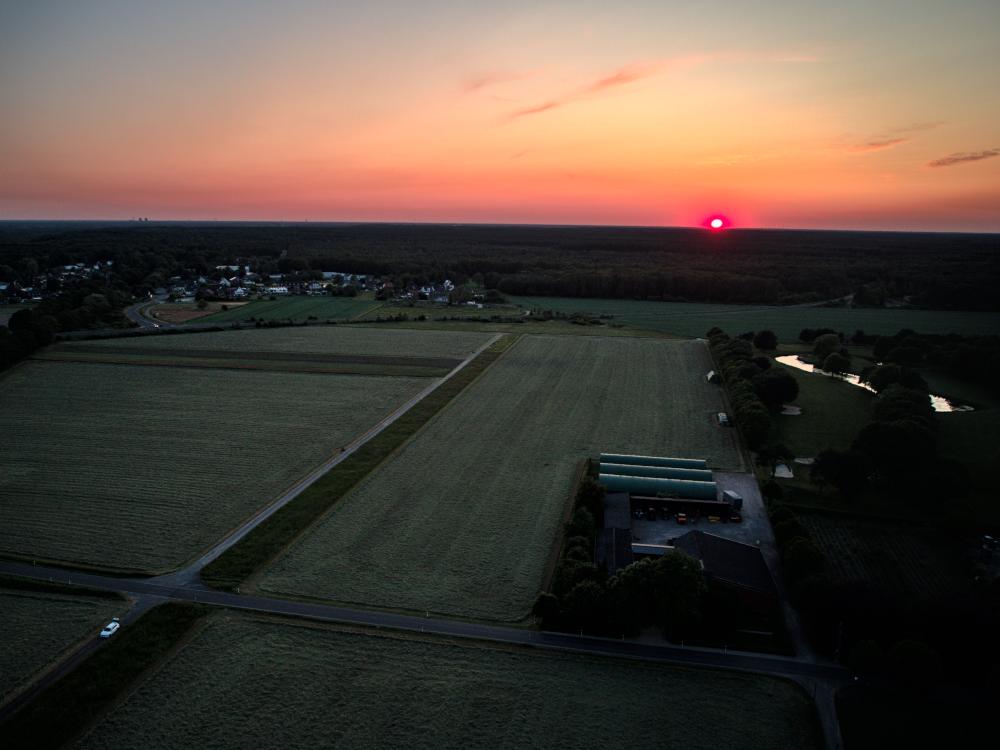 Sonnenuntergang auf dem Bauernhof Mankwald