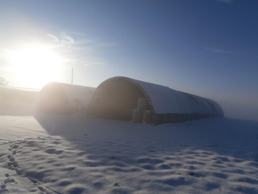 Einlagerung von Heu im Winter auf dem Bauernhof Mankwald